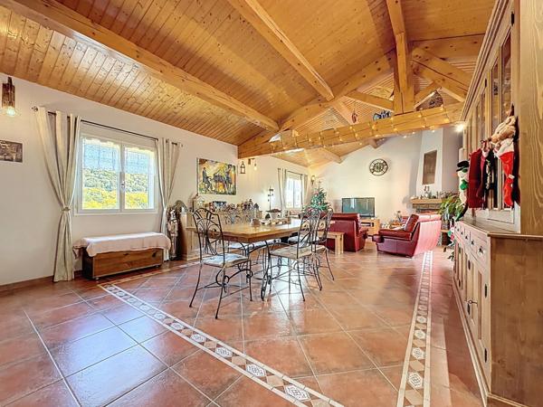 CLERMONT L'HERAULT (34)-Maison à vendre 6 pièces - 173,6 m2 habitables (197 m2 au sol) - Terrain arboré et clos avec piscine de 960 m2 - Garage double - Dépendance de 42 m2 au sol