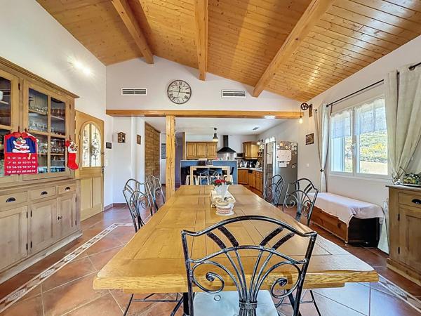 CLERMONT L'HERAULT (34)-Maison à vendre 6 pièces - 173,6 m2 habitables (197 m2 au sol) - Terrain arboré et clos avec piscine de 960 m2 - Garage double - Dépendance de 42 m2 au sol