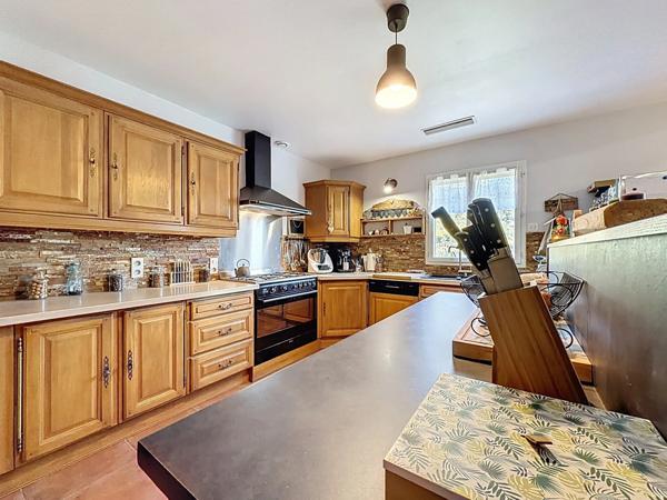 CLERMONT L'HERAULT (34)-Maison à vendre 6 pièces - 173,6 m2 habitables (197 m2 au sol) - Terrain arboré et clos avec piscine de 960 m2 - Garage double - Dépendance de 42 m2 au sol