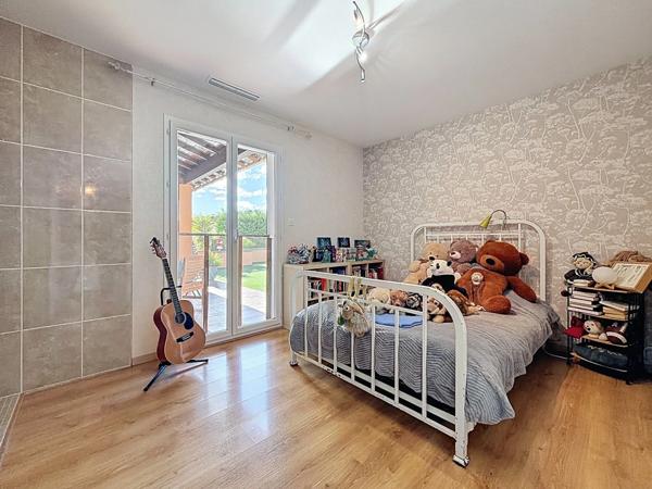 CLERMONT L'HERAULT (34)-Maison à vendre 6 pièces - 173,6 m2 habitables (197 m2 au sol) - Terrain arboré et clos avec piscine de 960 m2 - Garage double - Dépendance de 42 m2 au sol