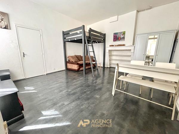 LA ROCHELLE - VIEUX PORT - STUDIO À RÉNOVER AU CALME - FORT POTENTIEL D'AMÉNAGEMENT 148 000 € **  - Référence  MR743