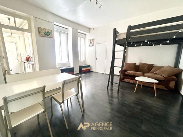 LA ROCHELLE - VIEUX PORT - STUDIO À RÉNOVER AU CALME - FORT POTENTIEL D'AMÉNAGEMENT 148 000 € **  - Référence  MR743