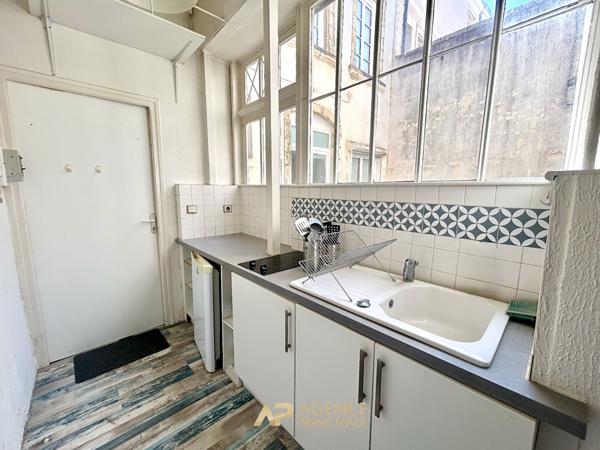 LA ROCHELLE - VIEUX PORT - STUDIO À RÉNOVER AU CALME - FORT POTENTIEL D'AMÉNAGEMENT 148 000 € **  - Référence  MR743