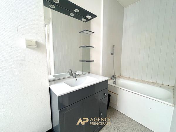 LA ROCHELLE - VIEUX PORT - STUDIO À RÉNOVER AU CALME - FORT POTENTIEL D'AMÉNAGEMENT 148 000 € **  - Référence  MR743