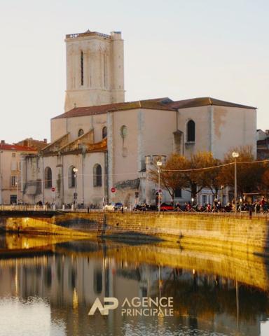 LA ROCHELLE - VIEUX PORT - STUDIO À RÉNOVER AU CALME - FORT POTENTIEL D'AMÉNAGEMENT 148 000 € **  - Référence  MR743