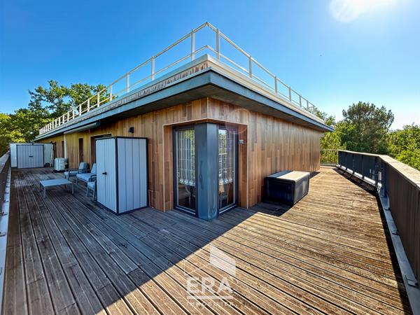 À vendre, dernier étage, appartement avec terrasse de 70 m², places de parking et cellier.