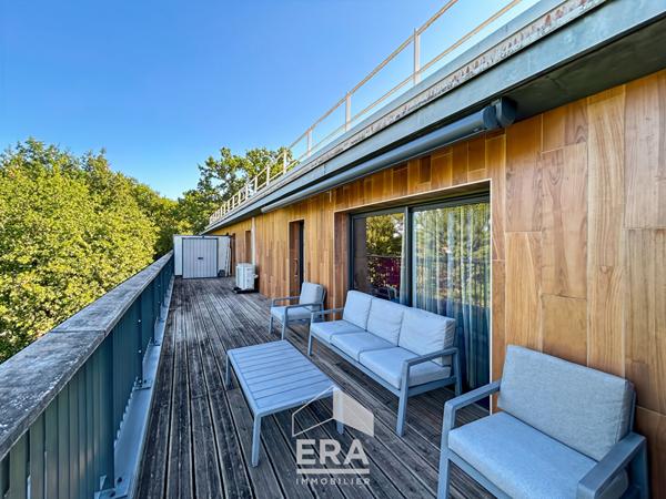 À vendre, dernier étage, appartement avec terrasse de 70 m², places de parking et cellier.