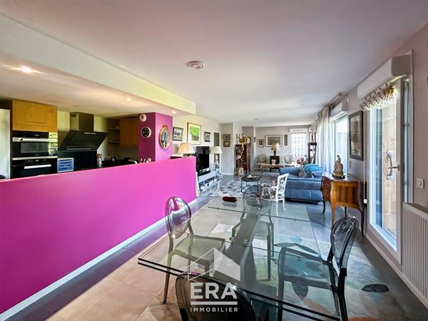 À vendre, dernier étage, appartement avec terrasse de 70 m², places de parking et cellier.