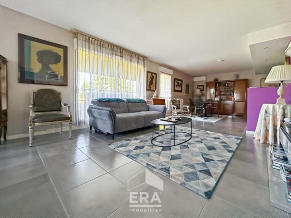 À vendre, dernier étage, appartement avec terrasse de 70 m², places de parking et cellier.