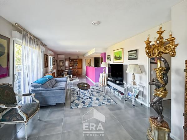 À vendre, dernier étage, appartement avec terrasse de 70 m², places de parking et cellier.