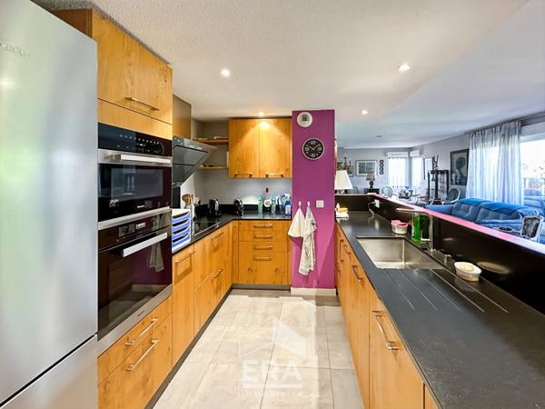 À vendre, dernier étage, appartement avec terrasse de 70 m², places de parking et cellier.