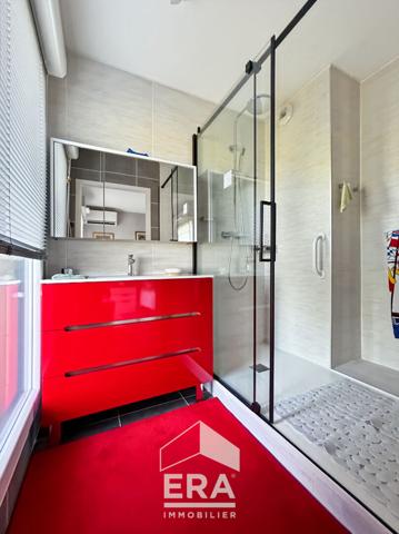 À vendre, dernier étage, appartement avec terrasse de 70 m², places de parking et cellier.