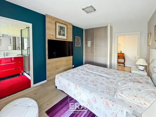 À vendre, dernier étage, appartement avec terrasse de 70 m², places de parking et cellier.