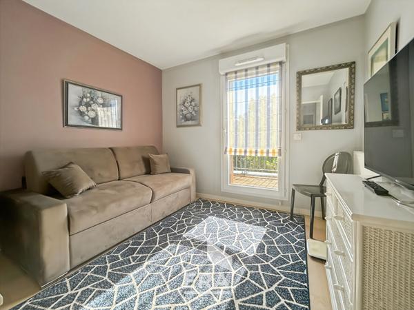 À vendre, dernier étage, appartement avec terrasse de 70 m², places de parking et cellier.