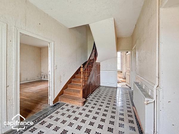 BRIE (79) A rénover : 163 m² habitables + 400 m² de dépendances sur 2 111 m² de terrain