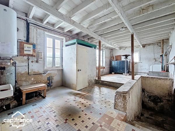 BRIE (79) A rénover : 163 m² habitables + 400 m² de dépendances sur 2 111 m² de terrain