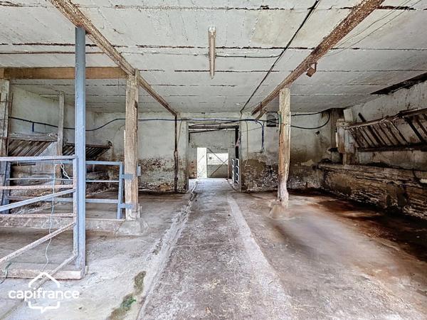 BRIE (79) A rénover : 163 m² habitables + 400 m² de dépendances sur 2 111 m² de terrain