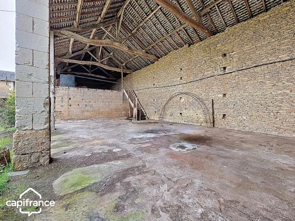 BRIE (79) A rénover : 163 m² habitables + 400 m² de dépendances sur 2 111 m² de terrain