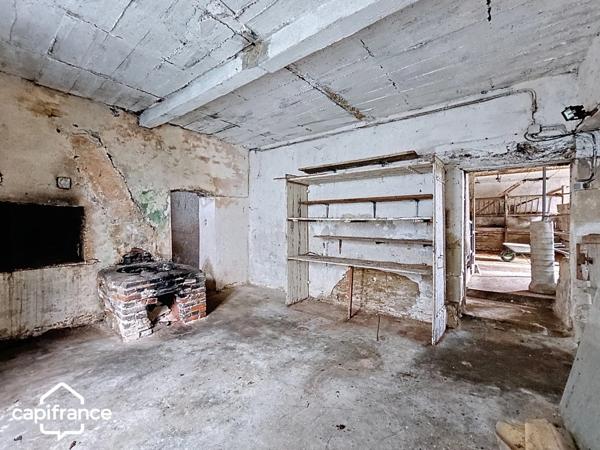 BRIE (79) A rénover : 163 m² habitables + 400 m² de dépendances sur 2 111 m² de terrain