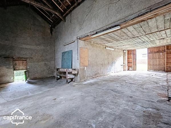 BRIE (79) A rénover : 163 m² habitables + 400 m² de dépendances sur 2 111 m² de terrain