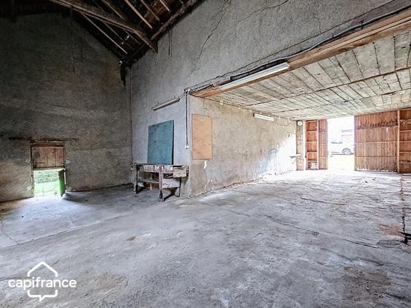 BRIE (79) A rénover : 163 m² habitables + 400 m² de dépendances sur 2 111 m² de terrain