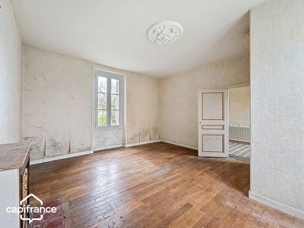 BRIE (79) A rénover : 163 m² habitables + 400 m² de dépendances sur 2 111 m² de terrain