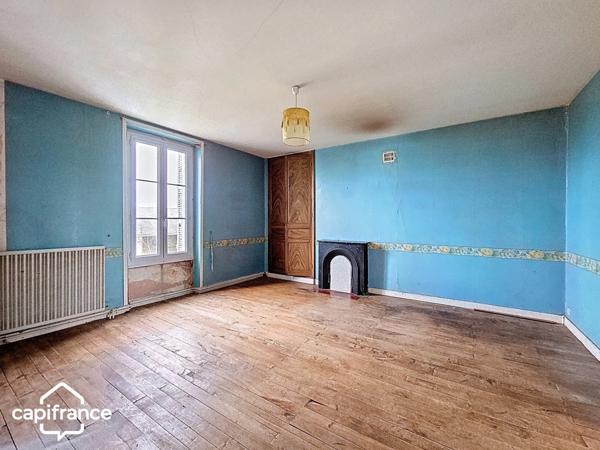 BRIE (79) A rénover : 163 m² habitables + 400 m² de dépendances sur 2 111 m² de terrain