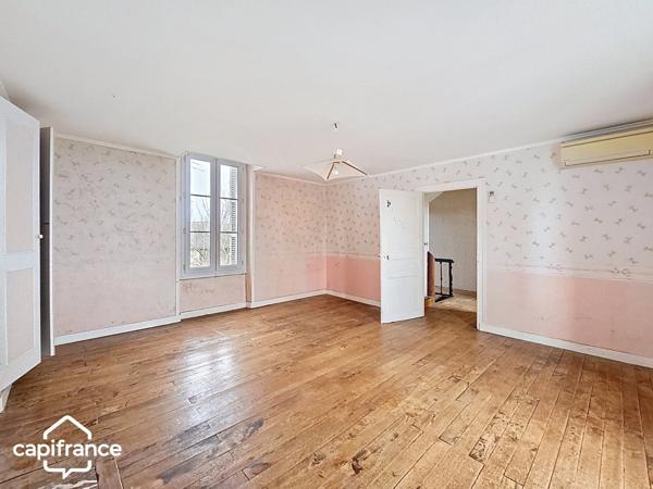 BRIE (79) A rénover : 163 m² habitables + 400 m² de dépendances sur 2 111 m² de terrain