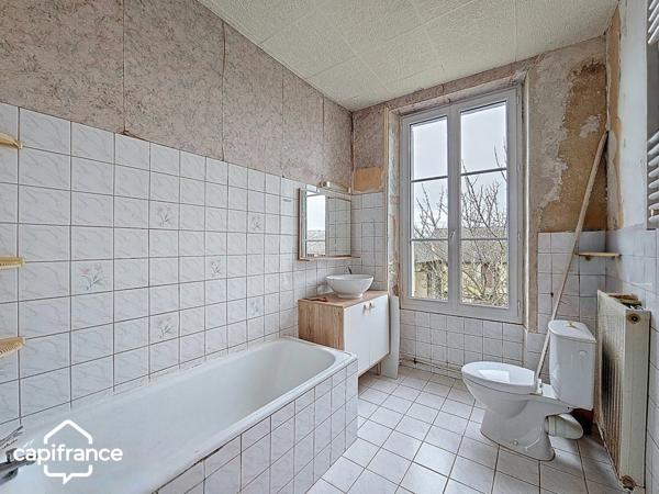 BRIE (79) A rénover : 163 m² habitables + 400 m² de dépendances sur 2 111 m² de terrain