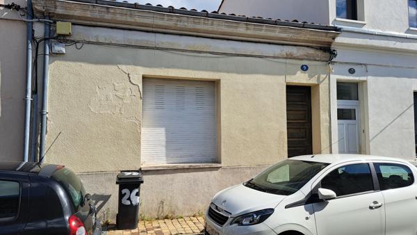 Maison de type "ÉCHOPPE BORDELAISE" - idéalement située : Bordeaux Caudéran Boulevard d'Arès entre la Cité Administrative et le Stade Chaban Delmas - quartier particulièrement calme - de plain-pied - petit jardinet privatif -