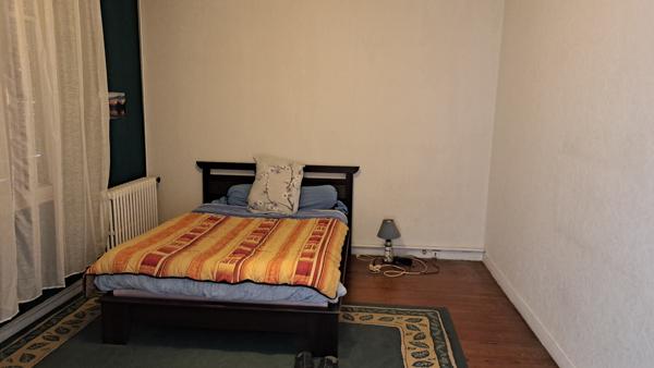 Maison de type "ÉCHOPPE BORDELAISE" - idéalement située : Bordeaux Caudéran Boulevard d'Arès entre la Cité Administrative et le Stade Chaban Delmas - quartier particulièrement calme - de plain-pied - petit jardinet privatif -