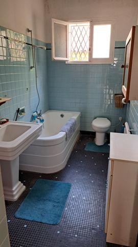 Maison de type "ÉCHOPPE BORDELAISE" - idéalement située : Bordeaux Caudéran Boulevard d'Arès entre la Cité Administrative et le Stade Chaban Delmas - quartier particulièrement calme - de plain-pied - petit jardinet privatif -