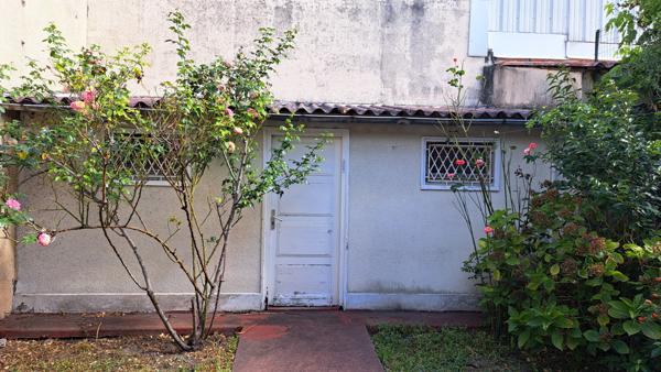 Maison de type "ÉCHOPPE BORDELAISE" - idéalement située : Bordeaux Caudéran Boulevard d'Arès entre la Cité Administrative et le Stade Chaban Delmas - quartier particulièrement calme - de plain-pied - petit jardinet privatif -