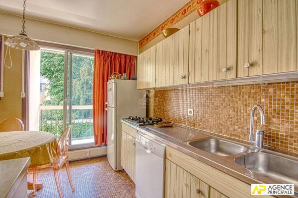 Versailles Notre Dame limite Montreuil Appartement 5pièces 113 m² carrez situé au 2ème étage avec ascenseur, balcons, cave et 2 parkings 835 000 € **  - Référence  28728