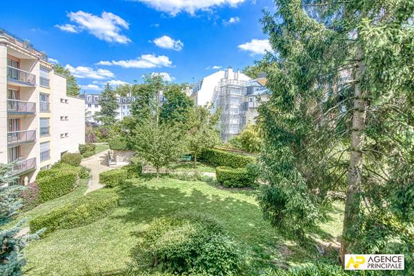 Versailles Notre Dame limite Montreuil Appartement 5pièces 113 m² carrez situé au 2ème étage avec ascenseur, balcons, cave et 2 parkings 835 000 € **  - Référence  28728