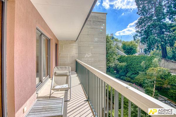 Versailles Notre Dame limite Montreuil Appartement 5pièces 113 m² carrez situé au 2ème étage avec ascenseur, balcons, cave et 2 parkings 835 000 € **  - Référence  28728