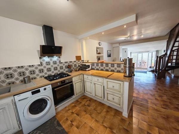 Maison de village avec 2 logements T2, terrasse et stationnement