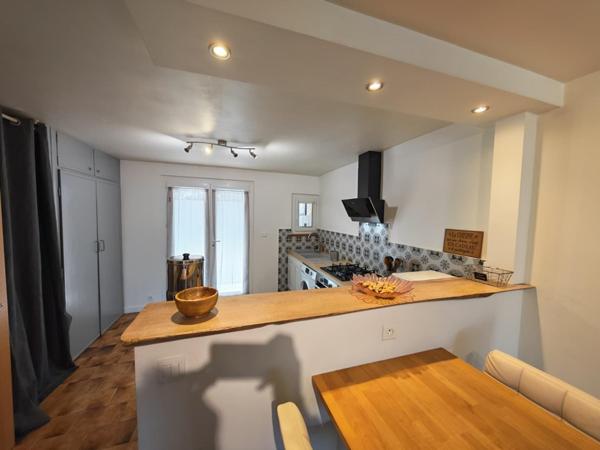 Maison de village avec 2 logements T2, terrasse et stationnement