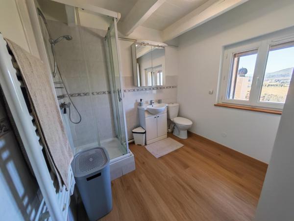 Maison de village avec 2 logements T2, terrasse et stationnement