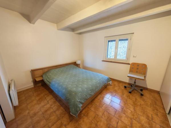 Maison de village avec 2 logements T2, terrasse et stationnement