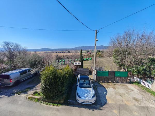 Maison de village avec 2 logements T2, terrasse et stationnement