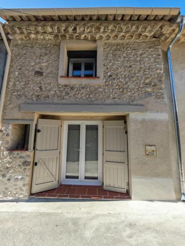 Maison de village avec 2 logements T2, terrasse et stationnement