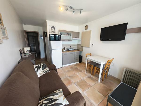 Maison de village avec 2 logements T2, terrasse et stationnement