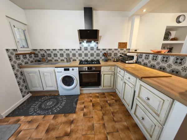 Maison de village avec 2 logements T2, terrasse et stationnement