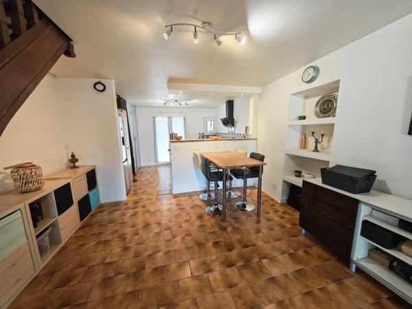 Maison de village avec 2 logements T2, terrasse et stationnement