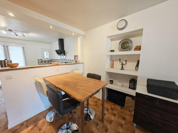 Maison de village avec 2 logements T2, terrasse et stationnement