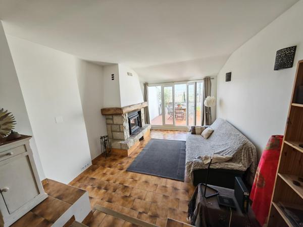 Maison de village avec 2 logements T2, terrasse et stationnement