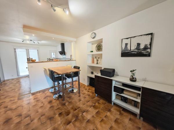 Maison de village avec 2 logements T2, terrasse et stationnement