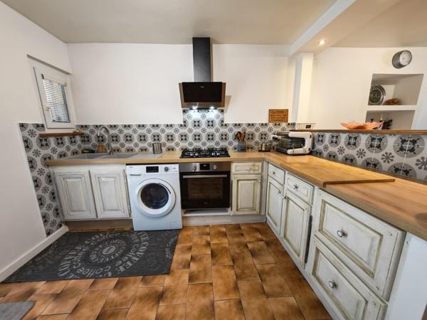 Maison de village avec 2 logements T2, terrasse et stationnement