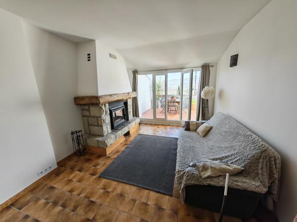 Maison de village avec 2 logements T2, terrasse et stationnement